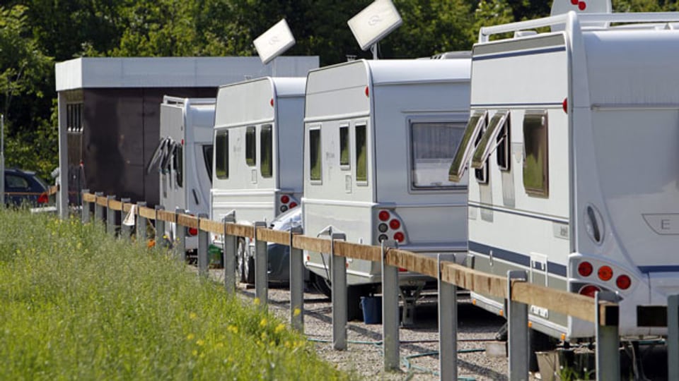 Mehrere Wohnwagen stehen im Durchgangsplatz für Fahrende im Schachen in Aarau im Juni 2012.