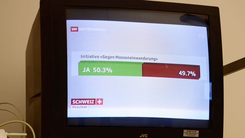 Ein Bildschirm zeigt das knappe Ergebnis zur «Initiative gegen Masseneinwanderung» am 9. Februar 2014.