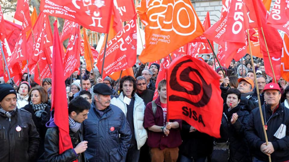 Streikende Staatsangestellte am 5. Dezember 2012 vor dem Regierungsgebäude von Bellinzona. Die Protestierenden wehren sich gegen geplante Lohnkürzungen.