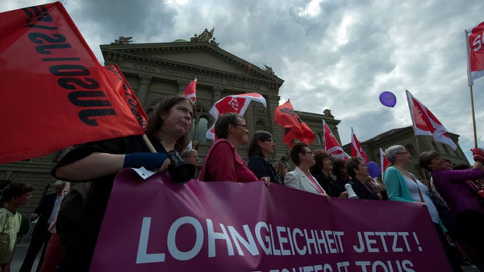 Demonstrantinnen fordern mehr Lohngleichheit am 14. Juni 2011 am Frauenstreiktag auf dem Bundesplatz in Bern.