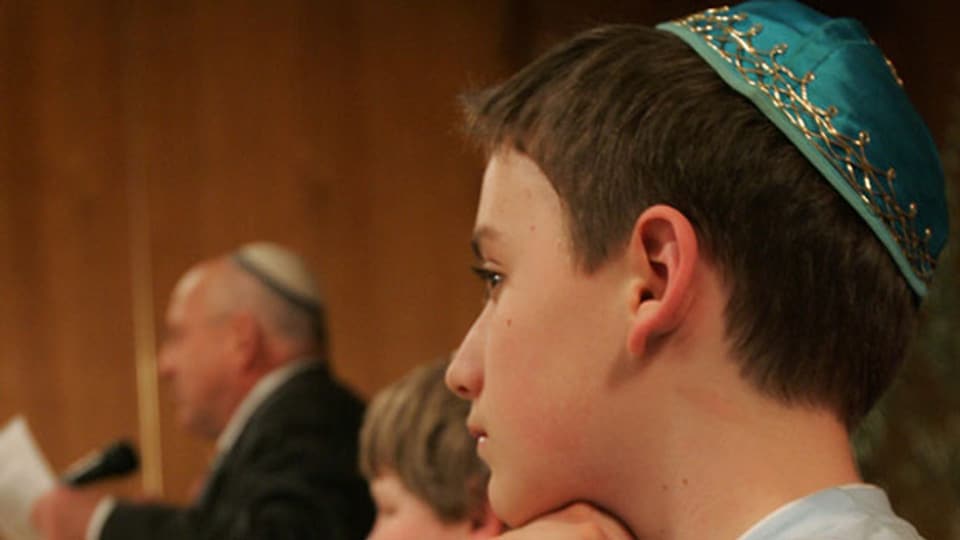 Junge mit Kippa, der traditionellen jüdischen Kopfbedeckung. Symbolbild.