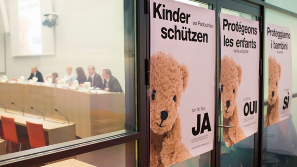 Die Plakate zur Volksinitiative «Pädophile sollen nicht mehr mit Kindern arbeiten dürfen», aufgenommen an einer Medienkonferenz zur Lancierung des Abstimmungskampfes.