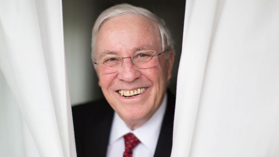 Christoph Blocher posiert hinter einem Vorhang am Freitag, 9. Mai 2014 in seinem Büro in Männedorf. Blocher tritt per Ende Mai 2014 als Nationalrat zurück.