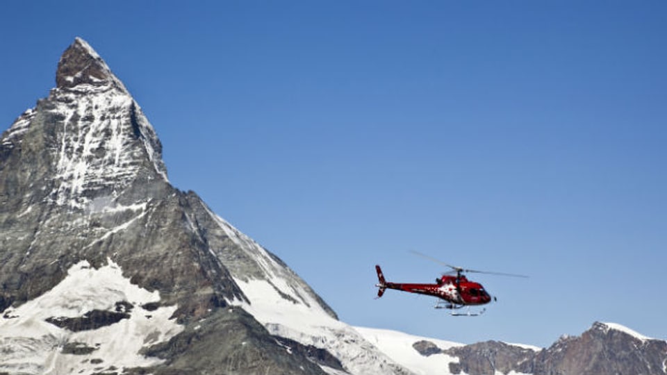 Ein Helikopter der «Air Zermatt» beim Matterhorn.