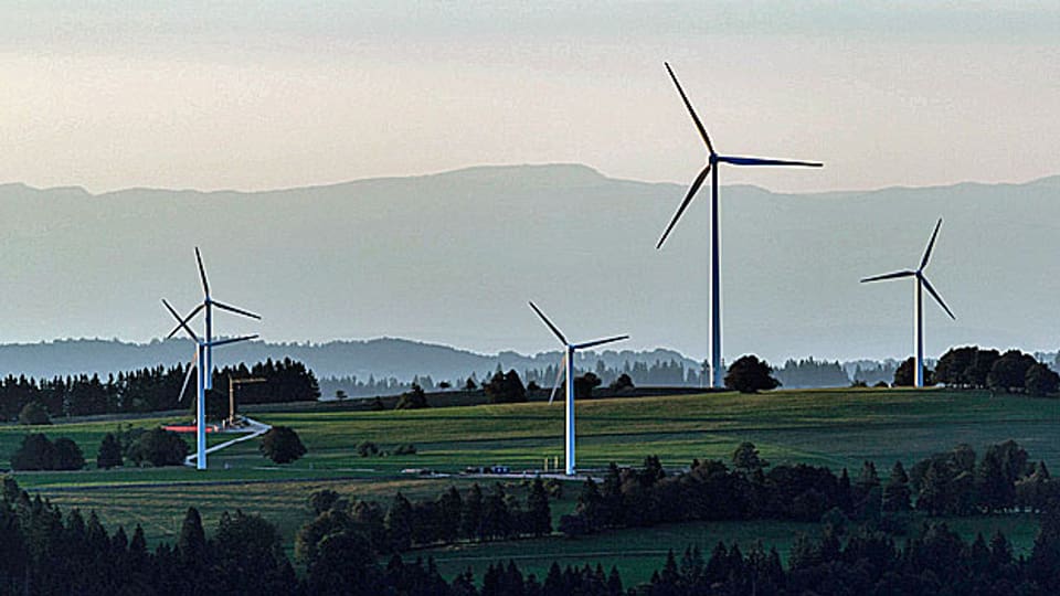 Neuenburg verankert als erster Kanton die Windenergie in der Verfassung. Bild: Bereits bestehende Windenergieanlage Mont Soleil - im Berner Jura.