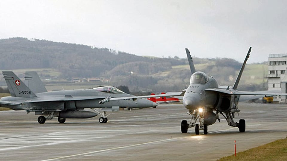 Zwei F/A-18-Kampfjets auf dem Westschweizer Militärflugplatz von Payerne.