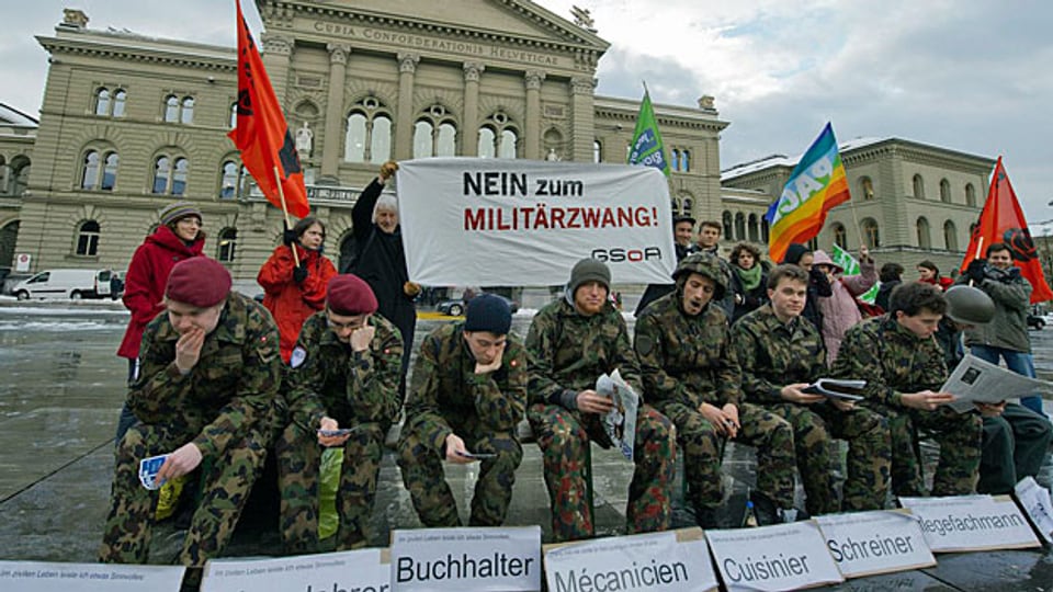 Die GSoA, wie man sie kennt: Demonstration für die «Aufhebung der allgemeinen Wehrpflicht» im Dezember 2012 in Bern.