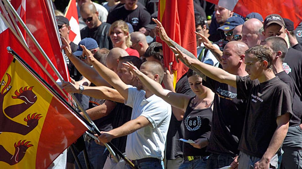 Hitlergruss oder Rütlischwur? Rechtsextreme im August 2007 auf der Rütlwiese.