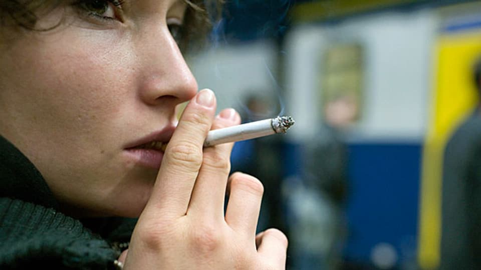 In der Hoffnung, die Jugend auf den Weg zu einem gesunden Leben zu führen, will der Bundesrat den Kauf von Tabak erst ab dem 18. Lebensjahr erlauben.