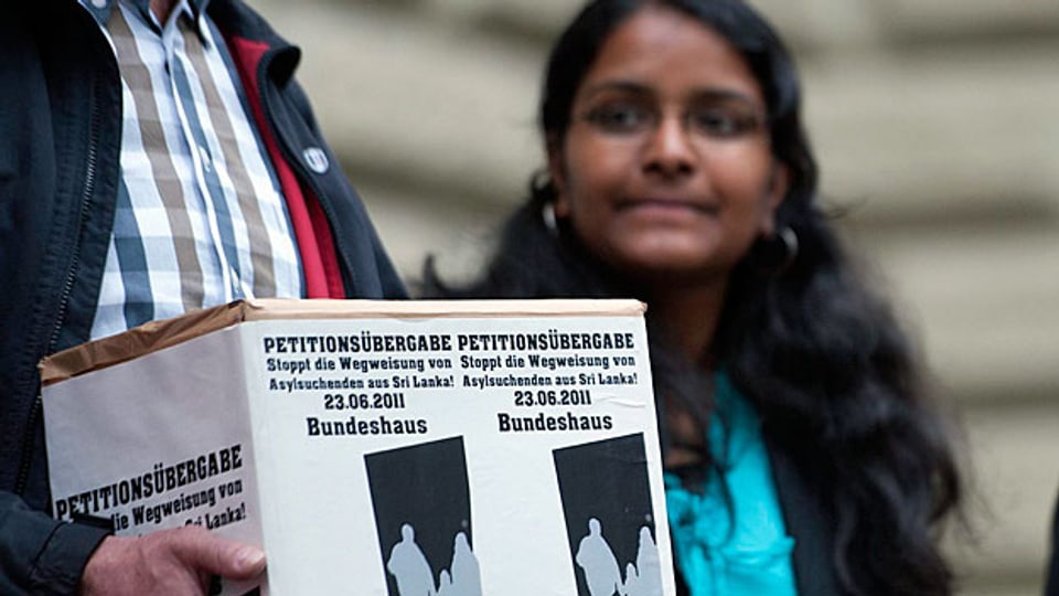 Verschiedene Menschenrechtsorganisationen reichten im Juni 2011 eine Petition ein -  gegen die Wegweisung Asylsuchender aus Sri Lanka.