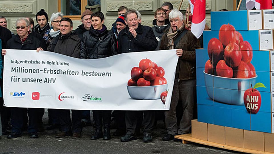 AktivistInnen von EVP, SP, Gewerkschaften und Grünen reichen im Februar 2013 die Volksinitiative «Millionen-Erbschaften besteuern für unsere AHV» ein.