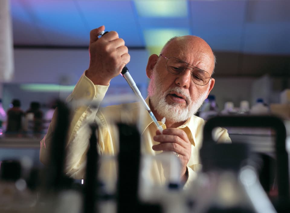 Walter J. Gehring, Professor für Entwicklungsbiologie in seinem Labor an der Universität Basel, am 1. November 2002 in Basel.