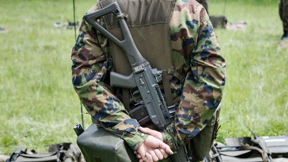 Auch ein Rechtsextremer darf in die Schweizer Armee und er darf auch eine Armeewaffe tragen.