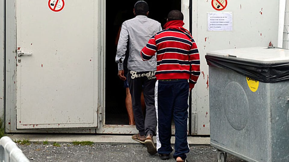 Immer wieder wird der Vorwurf laut, Asylbewerber kämen nur in die Schweiz, um die Rückkehrhilfe zu kassieren. Das Bundesamt für Migration hat nun Zahlen dazu.