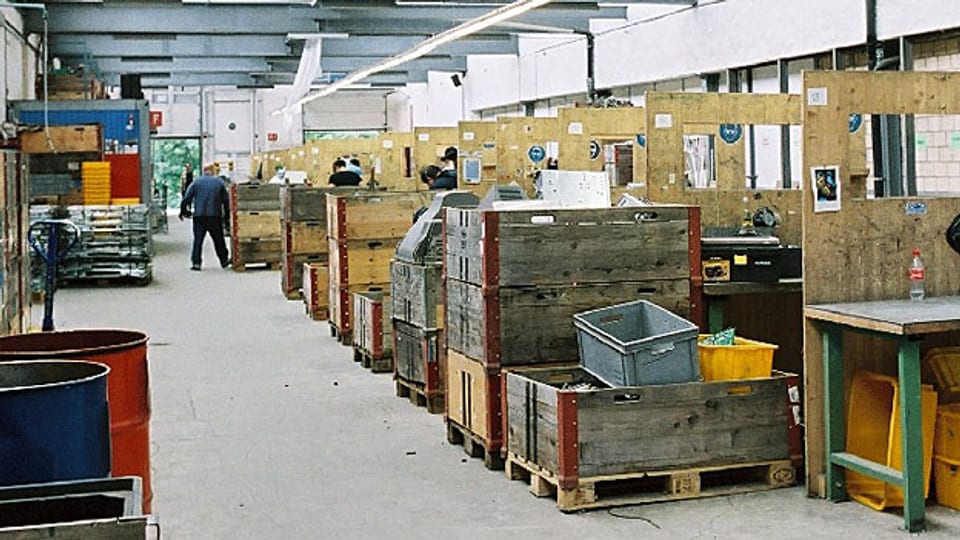Die Sozialfirma Dock in St. Gallen finden Langzeitarbeitslose eine Arbeit, etwa in der Elektronikschrott-Verwertung.