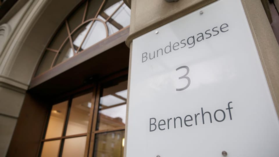 Die Umsetzung des neuen Führungsmodells: eine Herkulesaufgabe. Bild: Eingang zum Bernerhof, Sitz des Eidg. Finanzdepartementes EFD und der Eidg. Finanzverwaltung EFV in Bern.