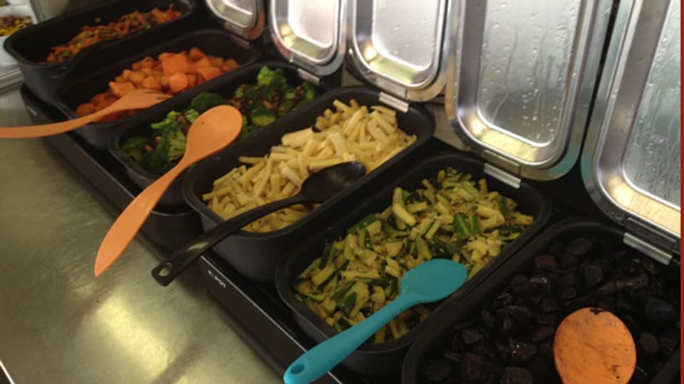 Das «Buffet Dreieck» bietet jeden Mittag ein warmes Buffet an, frisch zubereitet aus überschüssigen Esswaren.