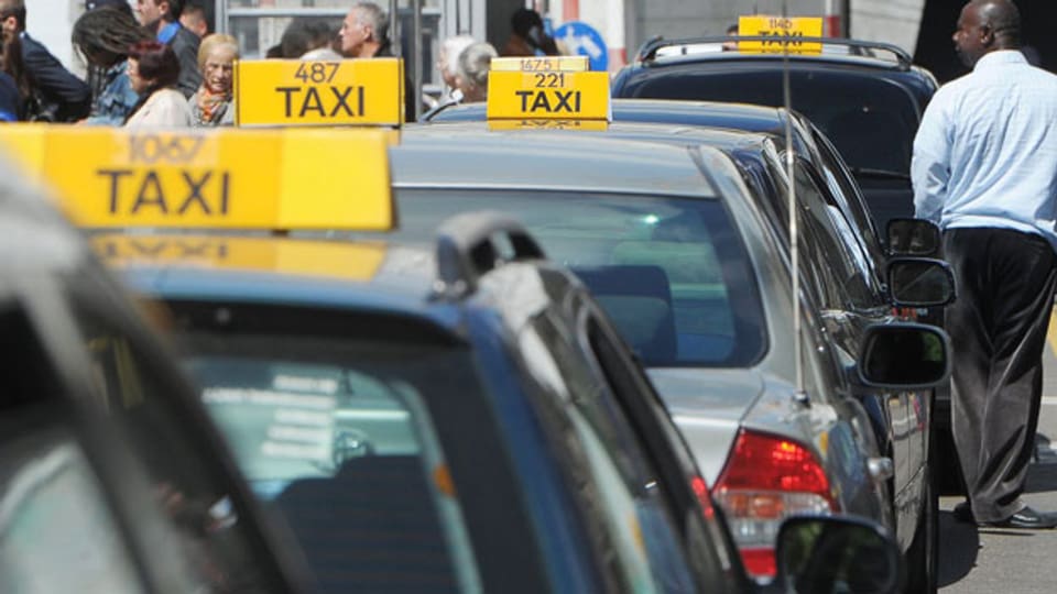 Die Fahrt mit «Uber» ist günstiger als mit einem konventionellen Taxi: Bild: koventionelle Taxis am Hauptbahnhof in Zürich.