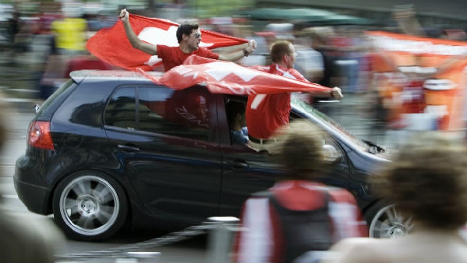 Fussballfest oder Lärm? Jubelnde Schweizer Fans.