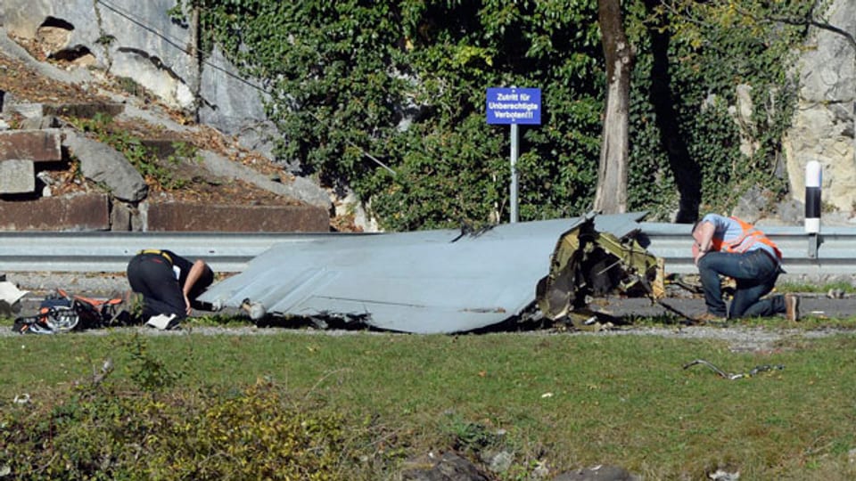 Spezialisten der Schweizer Armee und Polizeiforensiker untersuchen den Unfallort mit Wrackteilen des verunfallten FA-18 Flugzeuges bei Alpnach Dorf am 24. Oktober 2013.