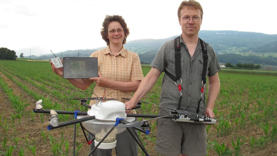 Nicole Berger, Agronomin an der Fachhochschule für Agrarwissenschaften Hafl in Zollikofen und Walter Berger, Werkzeugbauer mit ihrem selbst entwickelten Multicopter.