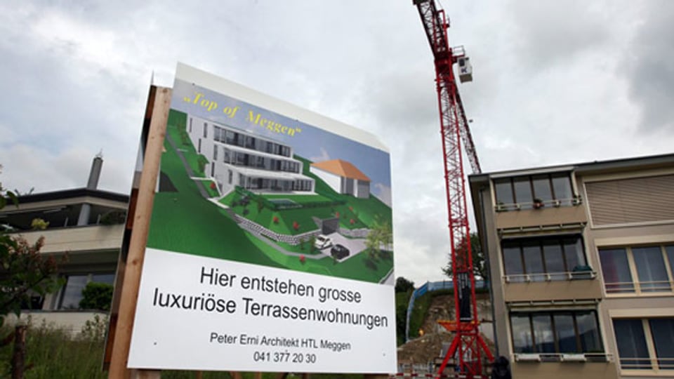 Mit der Massnahme soll der Immobilienmarkt stabilisiert werden. Bild: Baustelle in Meggen LU.