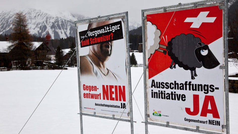 Plakate zur Ausschaffungsinitiative am 12. November 2010 in Davos-Laret.