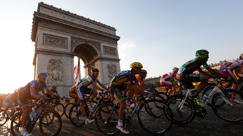Radrennfahrer auf der Tour de France 2013 vor dem Arc de Triomphe in Paris.