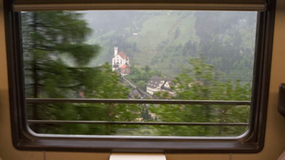 Noch kann man auf einer Zugfahrt an der «alten»  Gotthardstrecke die Kirche von Wassen sehen.