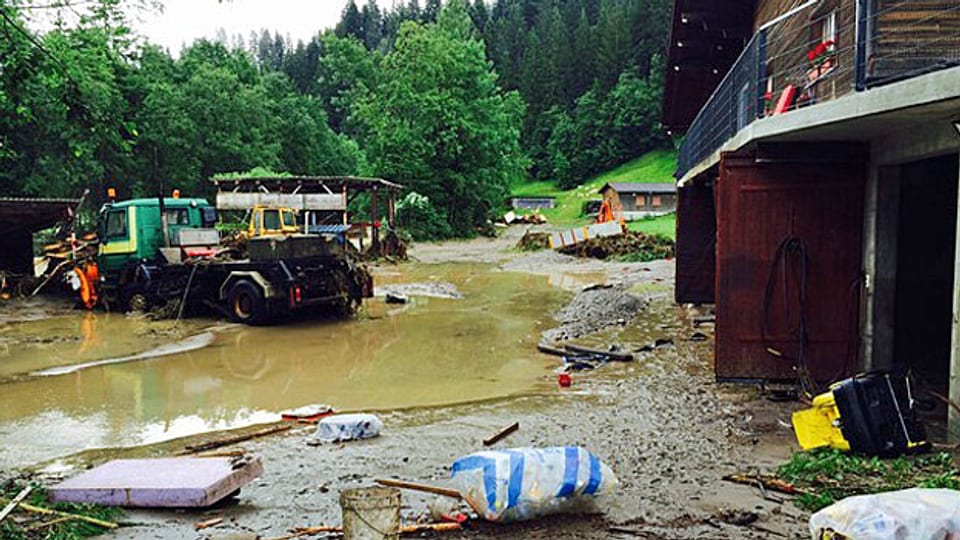 In Schangnau im Emmental  stehen nach heftigen Regenfällen Teile des Dorfes unter Wasser, viele Keller wurden geflutet.