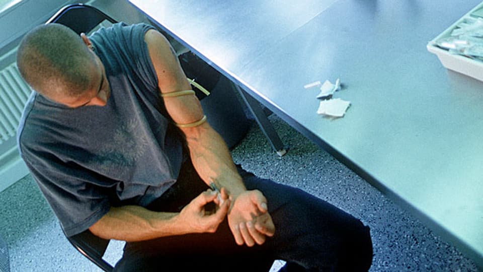 Eine gestellte Aufnahme von 1997: In der Zürcher Polyklinik Crossline wird Süchtigen Heroin abgegeben; sie können es an Ort und Stelle konsumieren.
