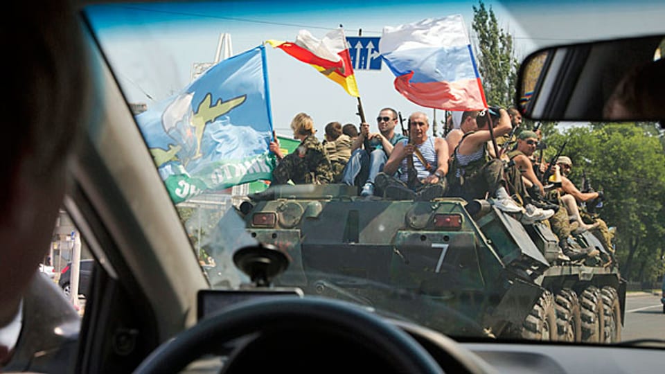  Wegen der Rolle, die Russland im Krieg in der Ostukraine spielt, verschärft nun auch die Schweiz ihre Massnahmen gegen russische Personen und Unternehmen. Bild: Pro-russische Separatisten am 2. August in Donezk.