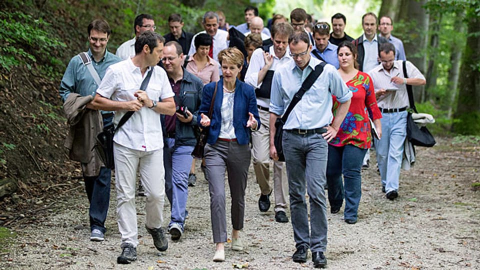 Bundesrätin Simonetta Sommaruga auf einem Spaziergang entlang der Aare mit Medienleuten. Thema: Die Schweizer Asylpolitik.