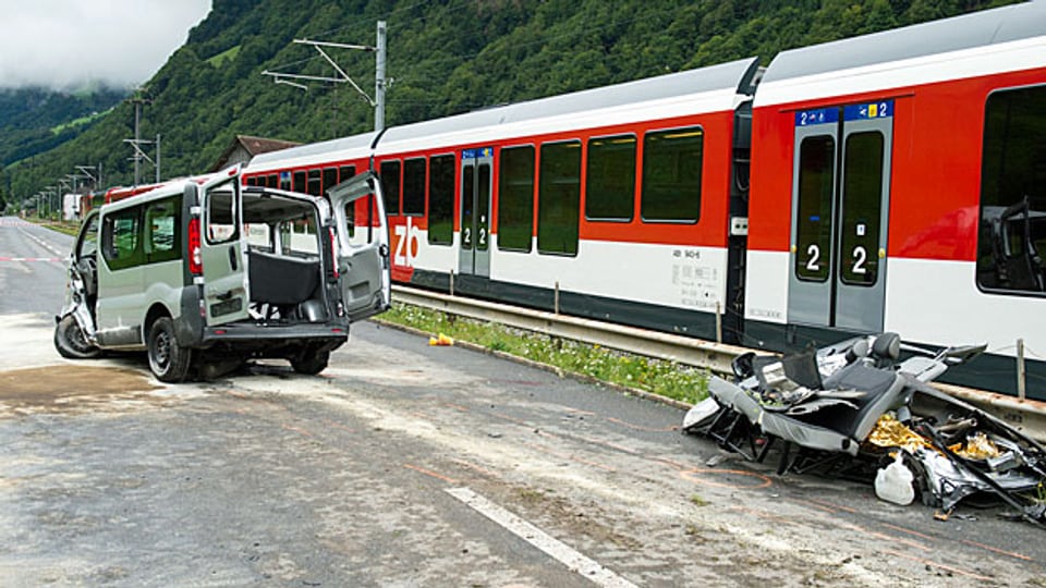 Der demolierte Kleinwagen und ein Zug der «Zentralbahn» am 11. August im nidwaldischen Wolfenschiessen.