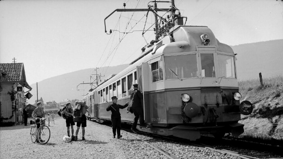 Der «Blaue Pfeil» der BLS am Bahnhof Marin-Epagnier 1954.