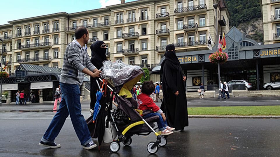 Mossed aus Saudiarabien mit der Familie vor dem Hotel Victoria-Jungfrau in Interlaken. Vom kühlen Sommerwetter sind die arabischen Gäste begeistert.