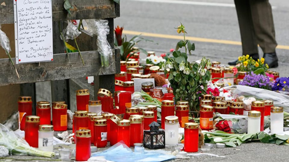 Kerzen, Blumen und Briefe zum Gedenken an Lucie Trezzini. Das Mädchen war am Abend des 4. März 2009 getötet worden.