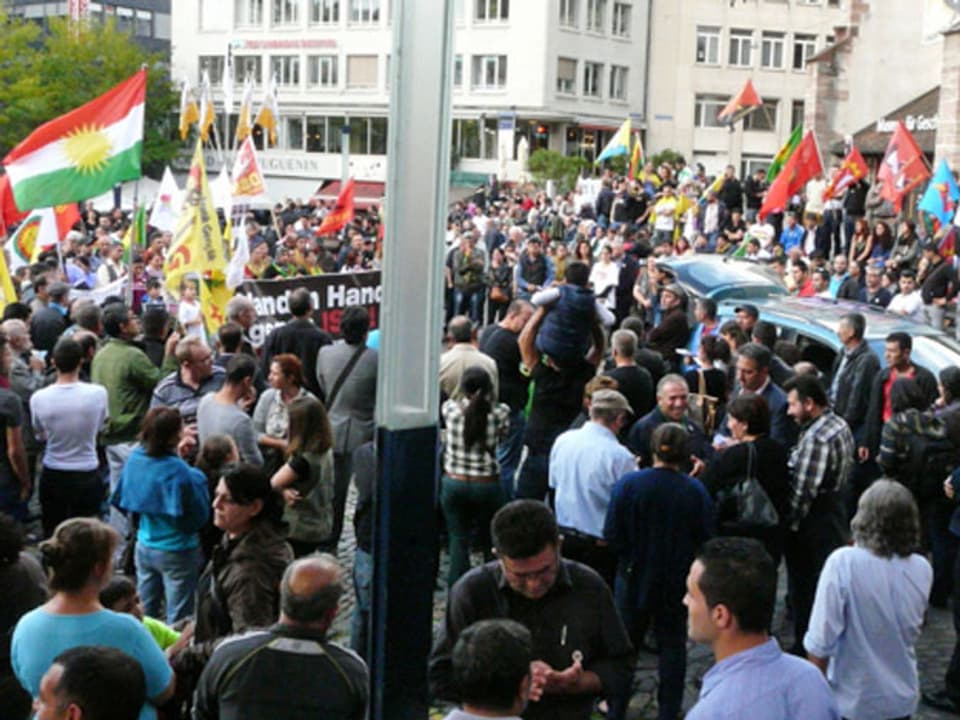 Mehrere hundert Personen haben am Samstag, 16. August, in Basel an einer Kundgebung gegen den Terror der Gruppe Islamischer Staat (IS) im Irak teilgenommen. Dazu aufgerufen hatte die Kurdische Gesellschaft in der Schweiz. Vom Terror besonders betroffen sind die Jesiden, eine religiöse Minderheit unter den Kurden.