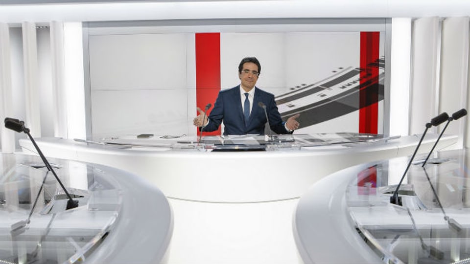 Der Journalist Darius Rochebin im neuen HD-Studio von Radio Télévision Suisse.