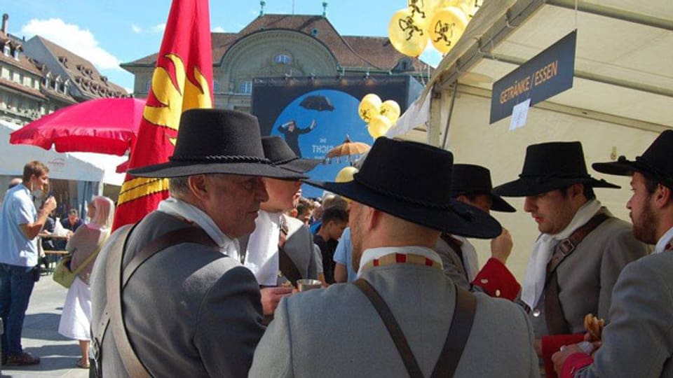 Die Ehrenformation der Burgergemeinde Bern - die Reismusketen-Schützengesellschaft - gönnt sich an einem ihrer raren Auftritte in der Öffentlichkeit eine Verpflegungspause.