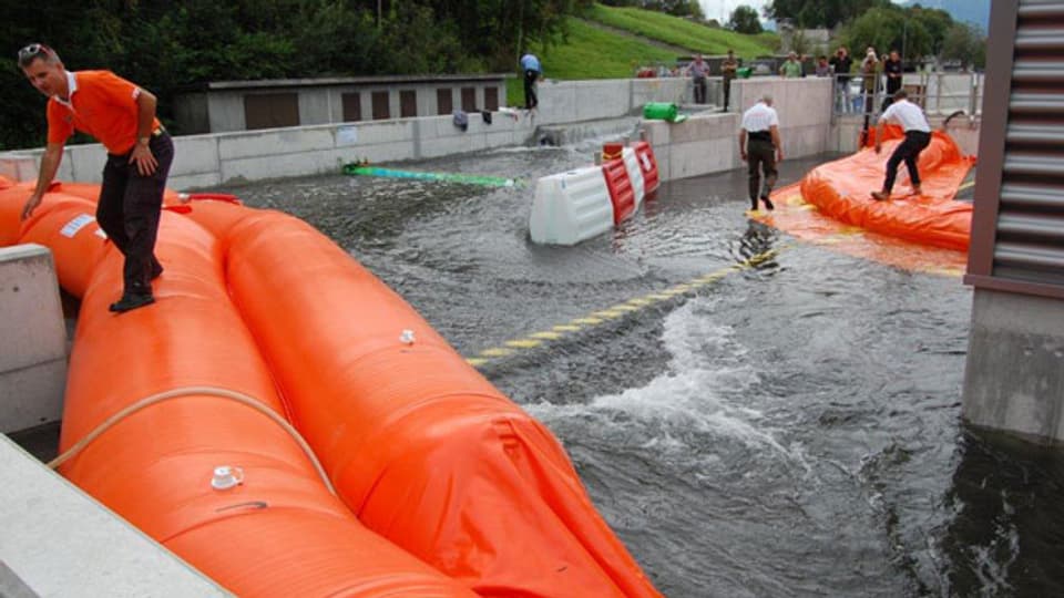 Die Demonstration der Hochwasser-Schutz-Systeme auf dem Überflutungs-Haus des Waffenplatzes Wangen a.A.. Absperr-Schläuche und Sperren müssen beweisen, was sie taugen.