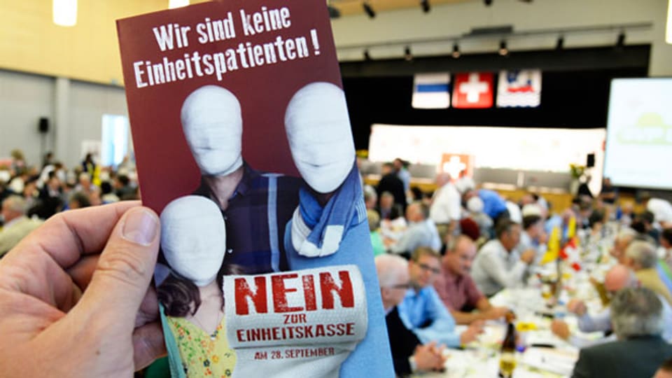 Eine Broschüre mit dem Titel «Wir sind keine Einheitspatienten!» thematisiert die Abstimmung über die Einheitskasse.