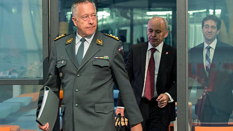 Armeechef André Blattmann und Bundesrat Ueli Maurer auf dem Weg zur bundesrätlichen Medienkonferenz zur Weiterentwicklung der Schweizer Armee.