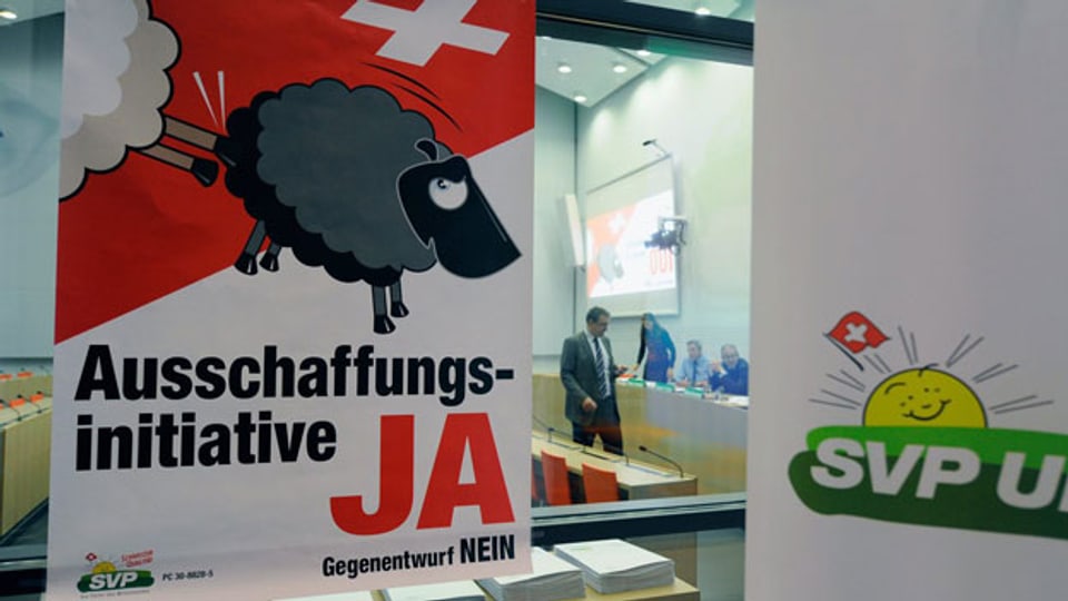 Plakat der  SVP-Ausschaffungsinitiative. Das Schweizer Stimmvolk nahm am 28. November 2013 die Initiative knapp an.