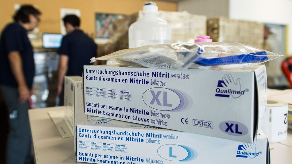 Hilfsgüter wie Untersuchungshandschuhe und Natriumchlorid für die Ebola-Krisengebiete in Westafrika, werden am 28. August beim SRK in Wabern bereitgestellt.