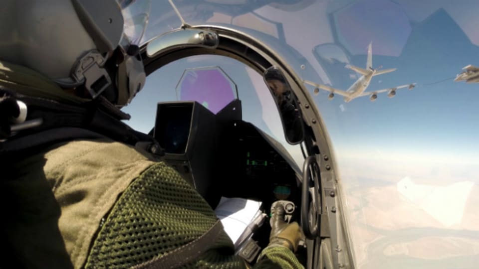 Ein Pilot an Bord eines französischen Rafale-Jets bei einer Aktion gegen IS-Gruppierungen in Irak.