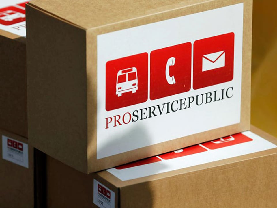 Die Pakete mit den gesammelten Unterschriften stehen vor der Bundeskanzlei, bei der Einreichung der Initiative "Pro Service Public" am Donnerstag, 30. Mai 2013 vor der Bundeskanzlei in Bern.