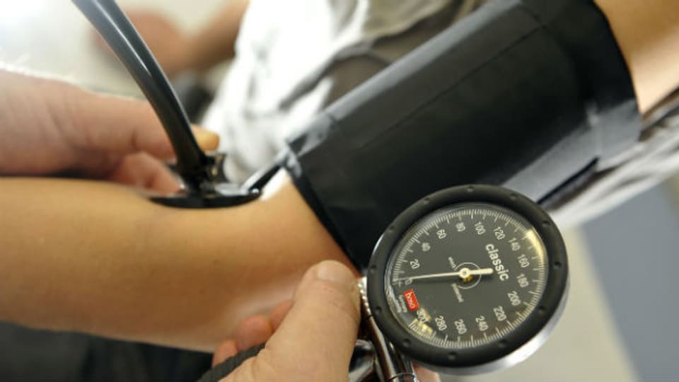 Blutdruckmessung beim Arzt.
