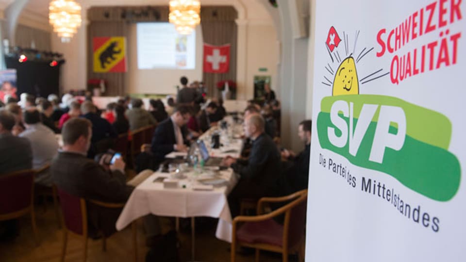 Befürworter der Zuwanderungsinitiative warten auf die Abstimmungsresultate an der Abstimmungsveranstaltung der SVP am 9. Februar 2014 in Aarberg BE.