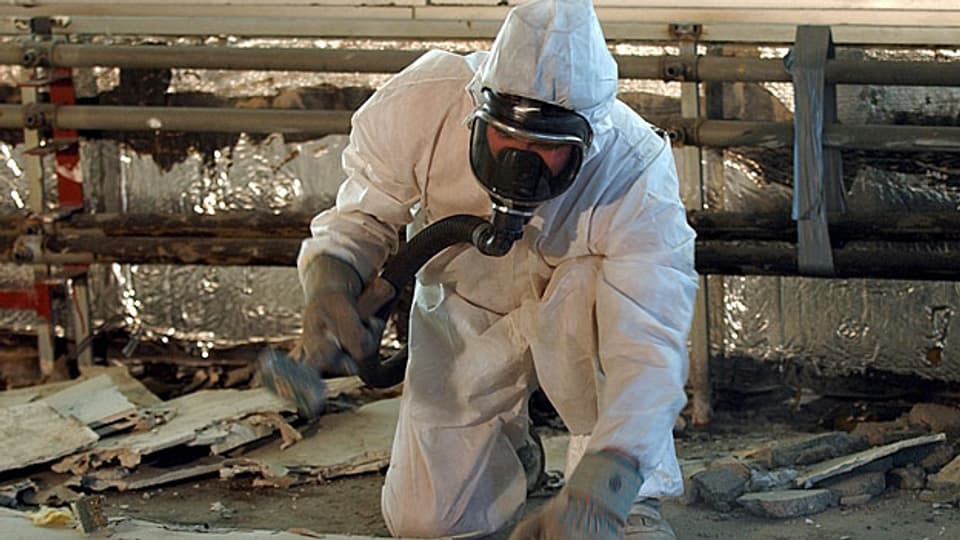 Asbest ist kein Fluch der Vergangenheit, Asbest ist ein aktuelles Problem. Bild: Asbestsanierungen im Werd-Hochhaus in Zürich, im Februar 2003.